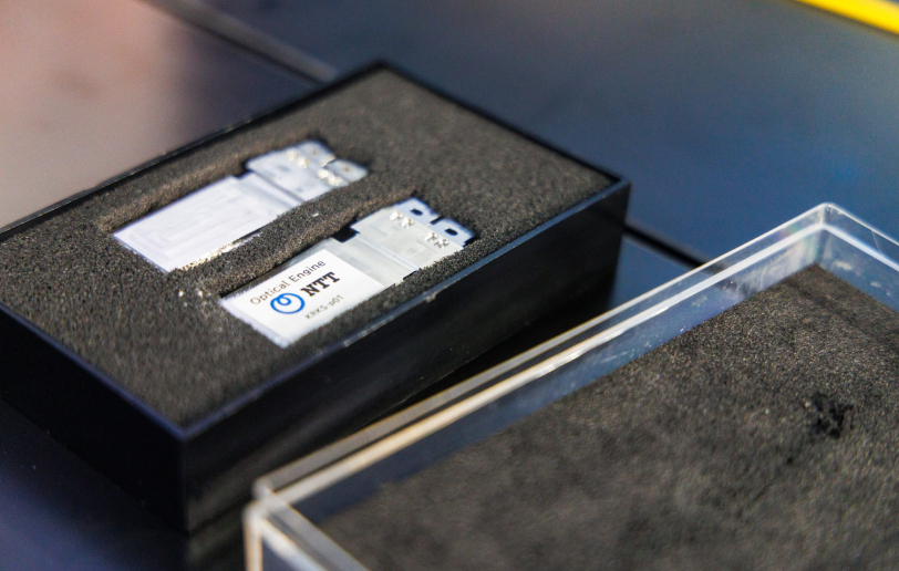 Photonics-Electronics Convergence (PEC) device